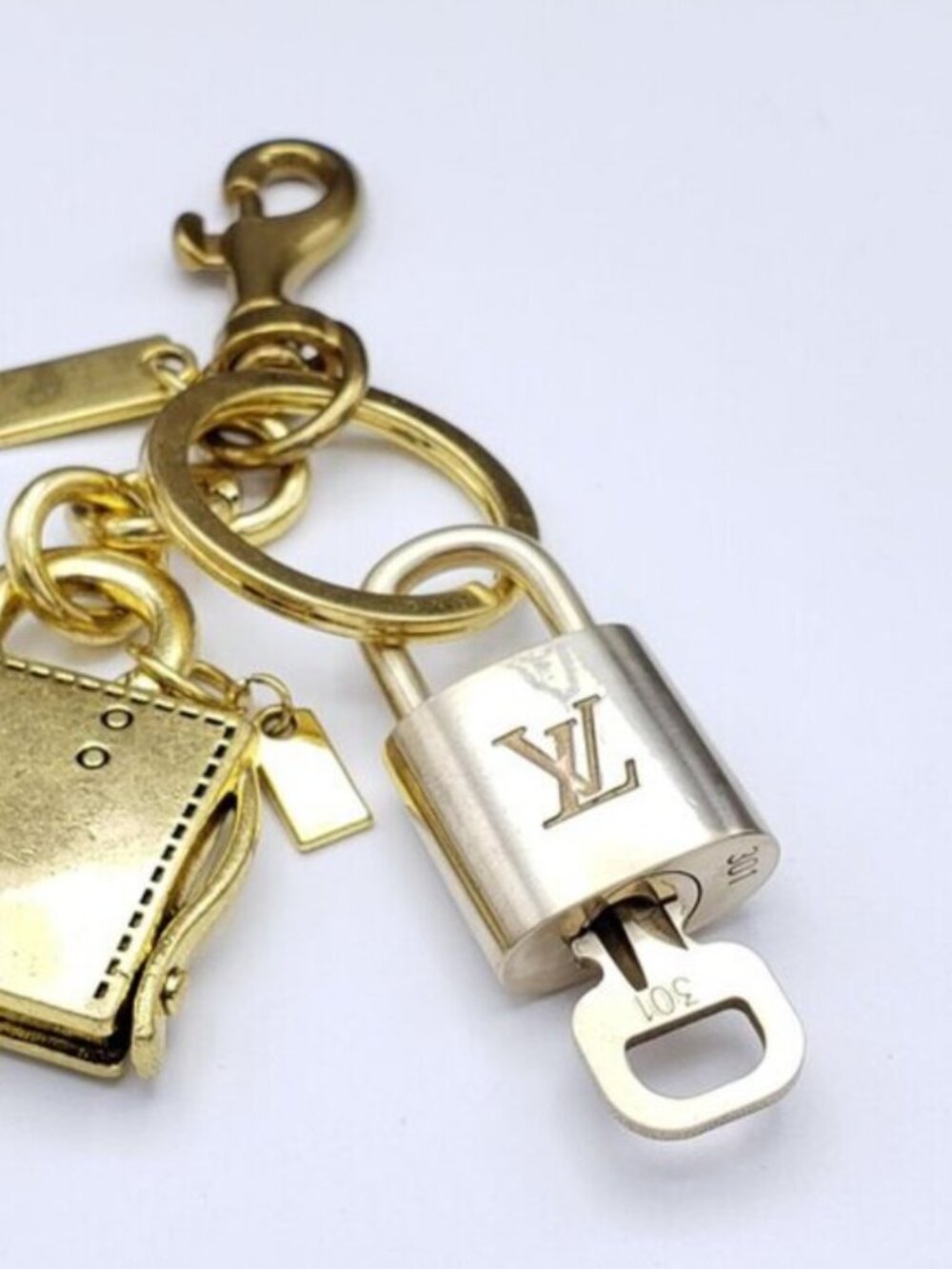LV Gold Padlock Authentic 🔑 Luxury Bag Charm w/ Unbranded Golden Bag Keychain - Picture 7 of 12